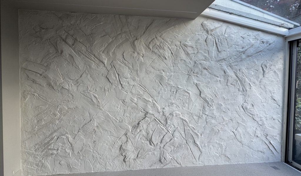 Rock Wall structuurwand in Veghel – accentmuur met reliëf en lichte tint